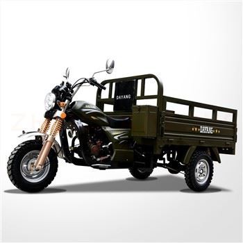 Tricycles de camions à cabine ouverte utilisés dans la ferme